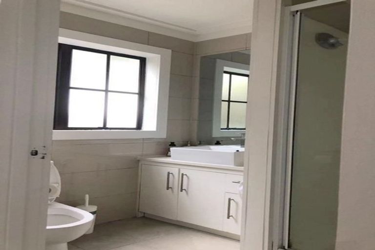 Photo of property in 7 Glen Vista Place, Bayview, Auckland, 0629