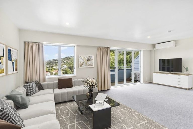 Photo of property in 2/93a Kelburn Parade, Kelburn, Wellington, 6012