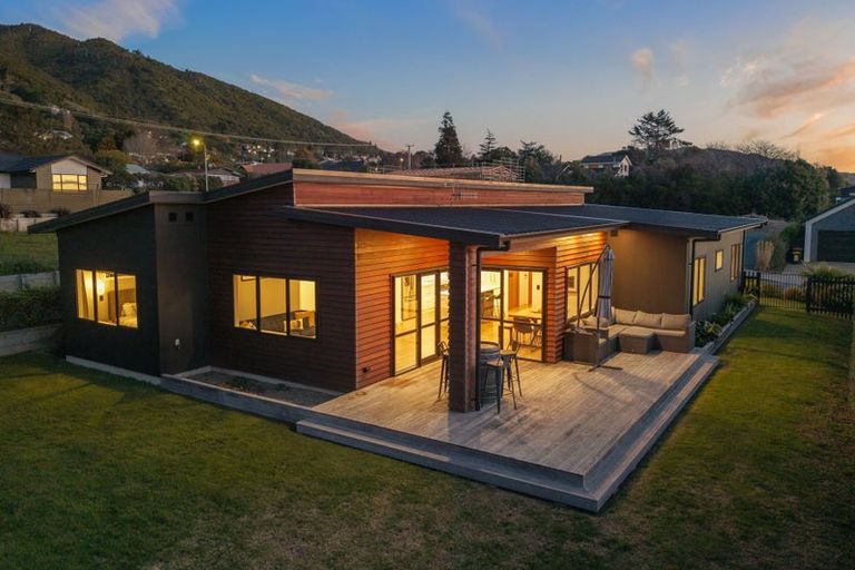 Photo of property in 10 Karearea Avenue, Waikanae, 5036