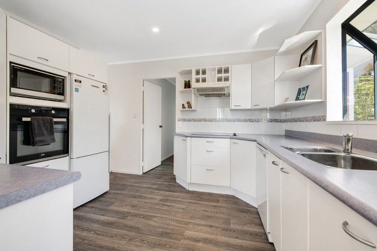 Photo of property in 12 Emery Grove, Bayview, Auckland, 0629