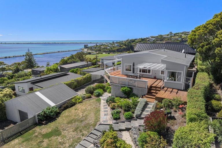 Photo of property in 24 Maffeys Road, Mount Pleasant, Christchurch, 8081