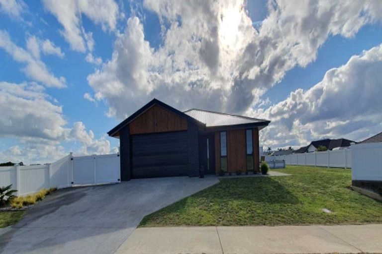 Photo of property in 15 Saint Michael Crescent, One Tree Point, 0118