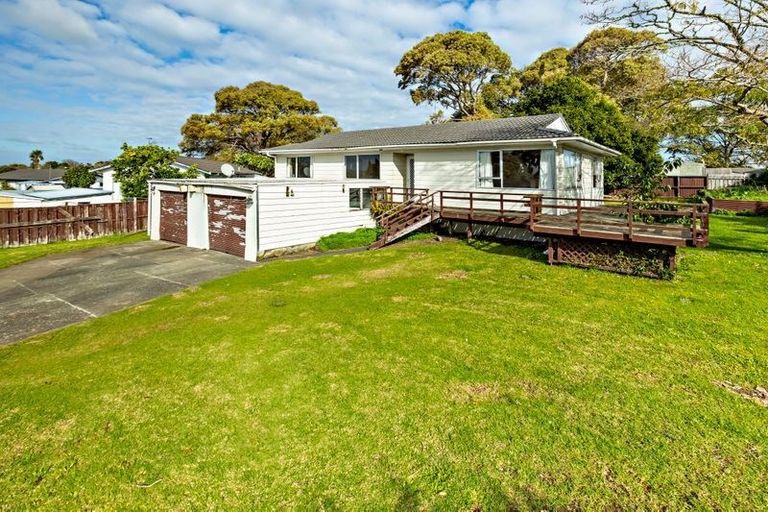 Photo of property in 15 Becker Drive, Weymouth, Auckland, 2103