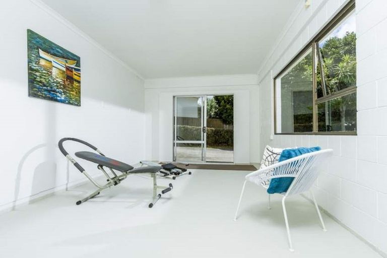 Photo of property in 1/5 Clematis Avenue, Murrays Bay, Auckland, 0630