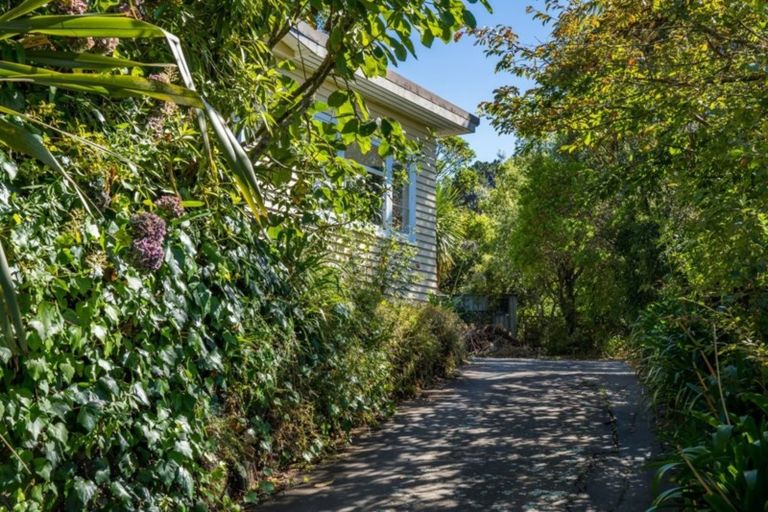 Photo of property in 20 Miromiro Road, Normandale, Lower Hutt, 5010