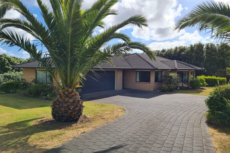 Photo of property in 10 Gleaming Place, Waiuku, 2123