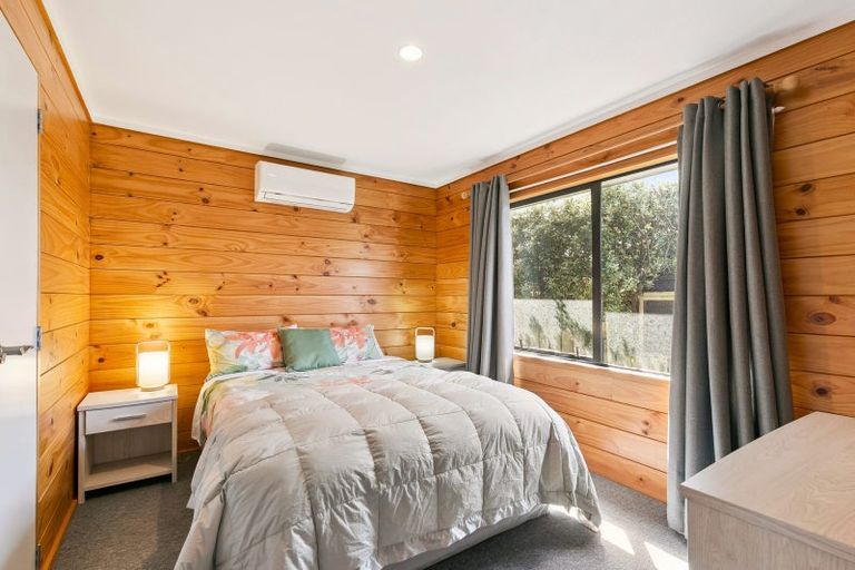 Photo of property in 104 Apu Crescent, Lyall Bay, Wellington, 6022