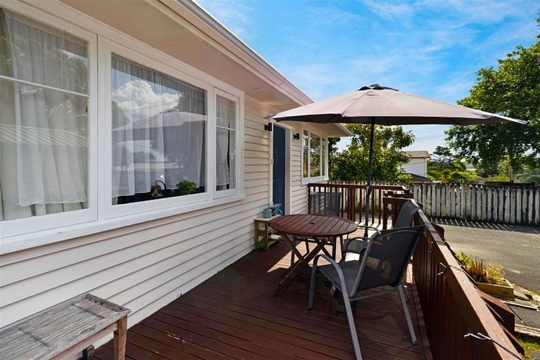 Photo of property in 129 View Road, Sunnyvale, Auckland, 0612