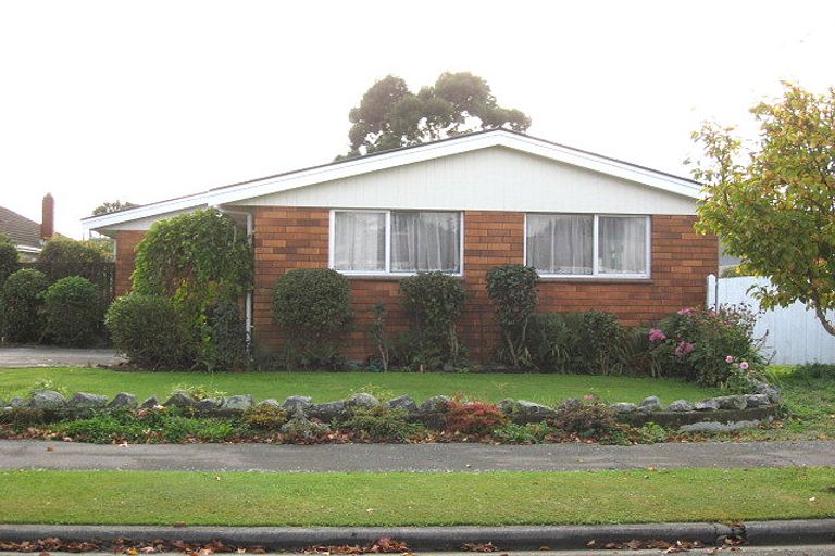 Photo of property in 8 Sawtell Place, Northcote, Christchurch, 8052