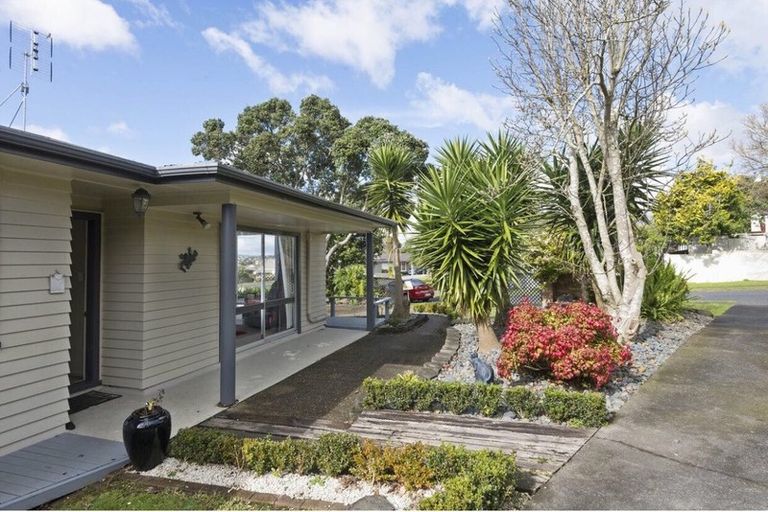 Photo of property in 1/8 Borrowdace Avenue, Botany Downs, Auckland, 2010