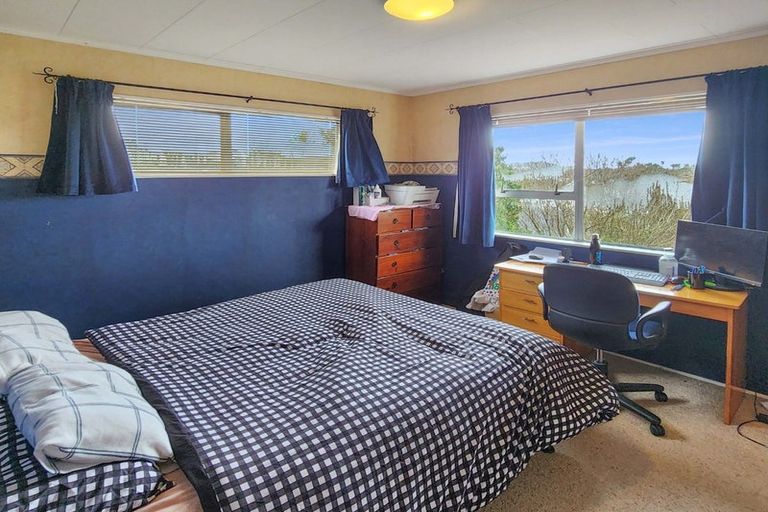 Photo of property in 56 Colchester Crescent, Newlands, Wellington, 6037