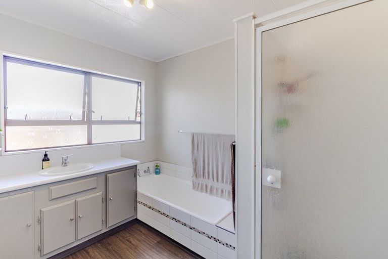 Photo of property in 138 Tait Drive, Greenmeadows, Napier, 4112