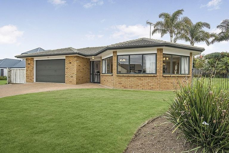 Photo of property in 70 Lothian Brae, Wattle Downs, Auckland, 2103