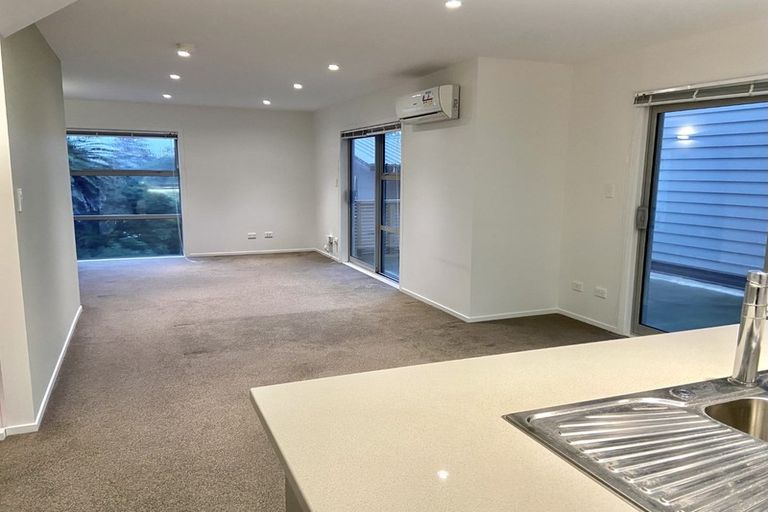 Photo of property in 5/61 Black Rock Road, Newlands, Wellington, 6037