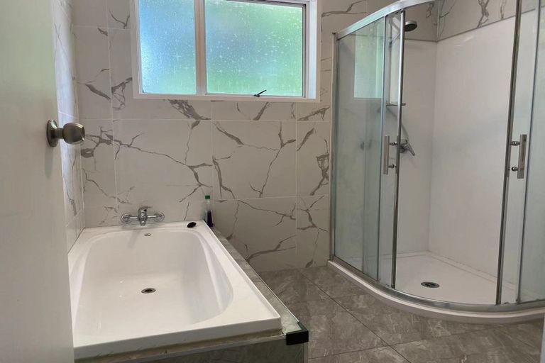 Photo of property in 2/663 Beach Road, Rothesay Bay, Auckland, 0630