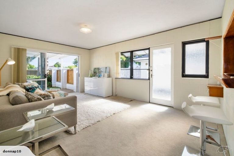 Photo of property in 2/10 Park Estate Road, Rosehill, Papakura, 2113