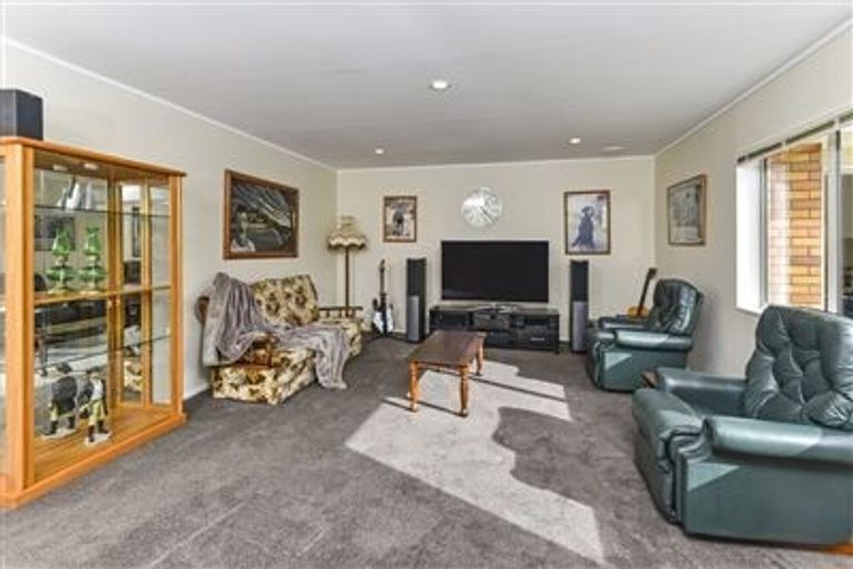 Photo of property in 21 Lakeside Drive, Orewa, 0931