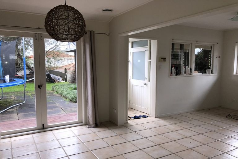 Photo of property in 43 Meadway, Sunnyhills, Auckland, 2010