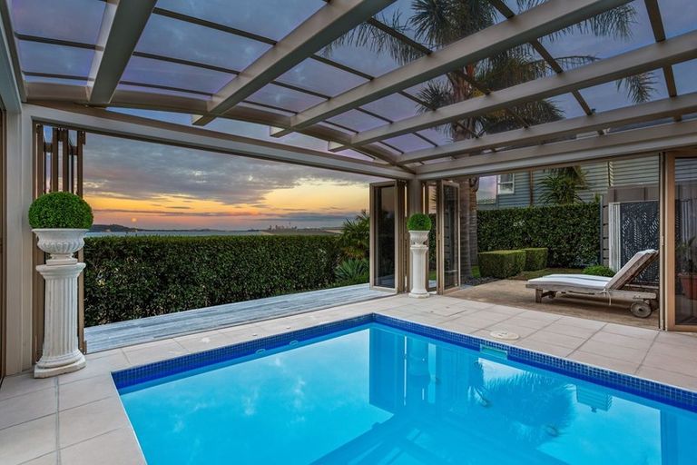 Photo of property in 8 Kawai Rise, Te Atatu Peninsula, Auckland, 0610