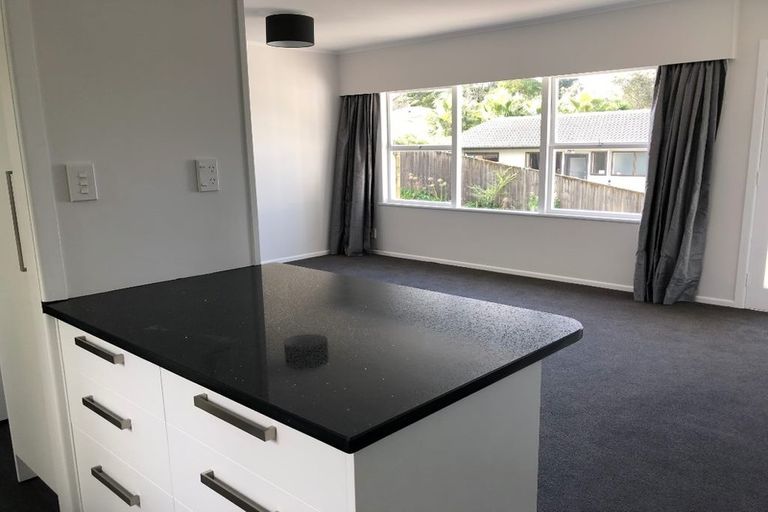 Photo of property in 6a Tallington Crescent, Torbay, Auckland, 0630