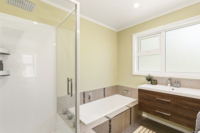 Photo of property in 72 Redwood Avenue, Tawa, Wellington, 5028