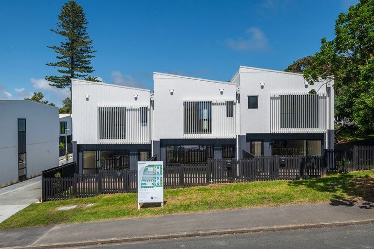 Photo of property in 2/16 Handley Avenue, Narrow Neck, Auckland, 0624