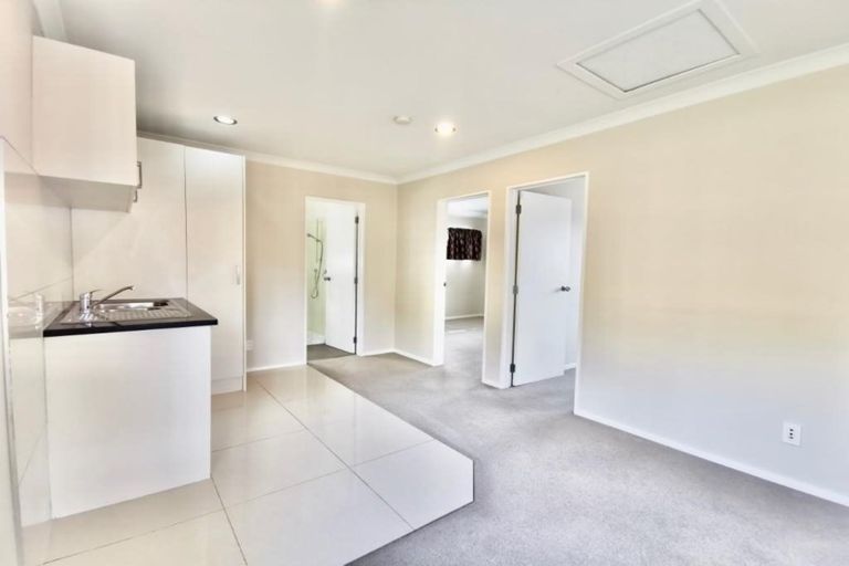Photo of property in 1 Mark Edward Drive, Half Moon Bay, Auckland, 2012