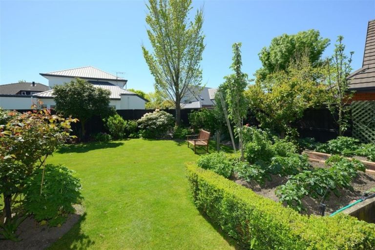 Photo of property in 23 Hatfield Place, Avonhead, Christchurch, 8042