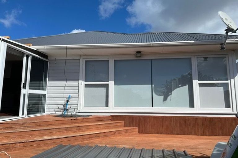 Photo of property in 2/15 Merton Avenue, Glenfield, Auckland, 0627