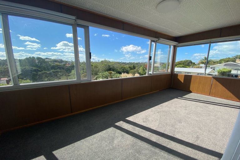 Photo of property in 43 Onewa Road, Northcote, Auckland, 0627