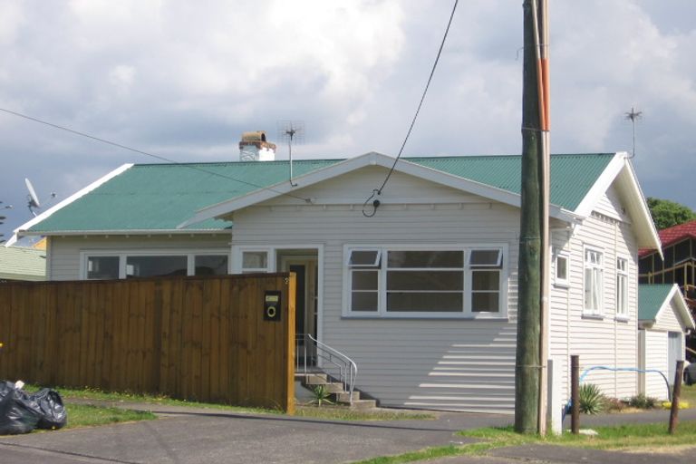 Photo of property in 2 Wattle Street, New Lynn, Auckland, 0600