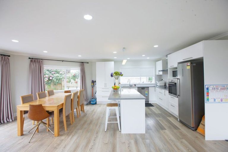 Photo of property in 2 Taroka Close, Pinehill, Auckland, 0632