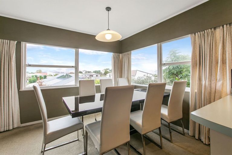 Photo of property in 24 Holdaway Avenue, Northcote, Auckland, 0627