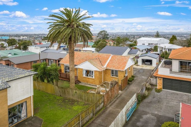 Photo of property in 60a Waimumu Road, Massey, Auckland, 0614