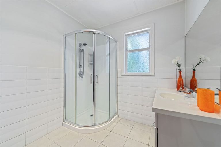 Photo of property in 121 Millbrook Road, Sunnyvale, Auckland, 0612