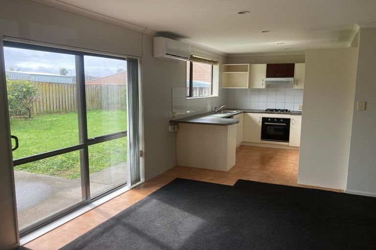 Photo of property in 10 Waldos Way, Mangere, Auckland, 2022
