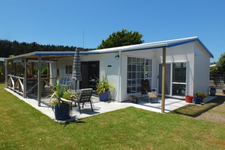 Photo of property in 21a Hennessy Street East, Foxton Beach, Foxton, 4815
