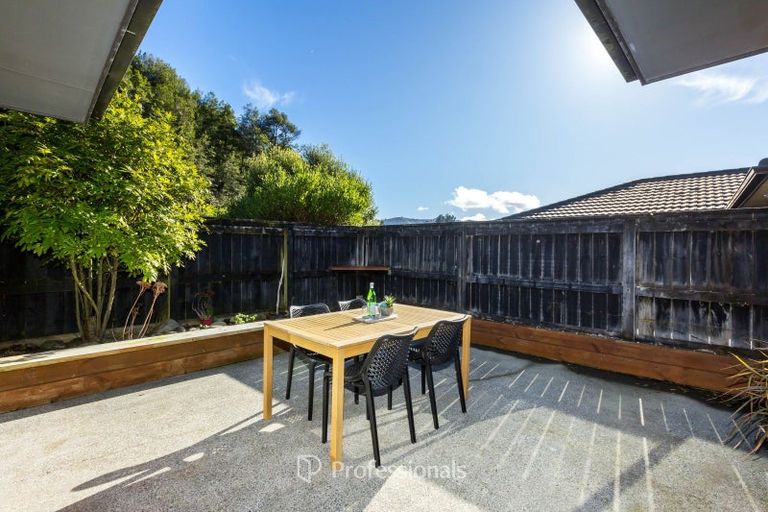 Photo of property in 17 Aragon Grove, Kingsley Heights, Upper Hutt, 5018