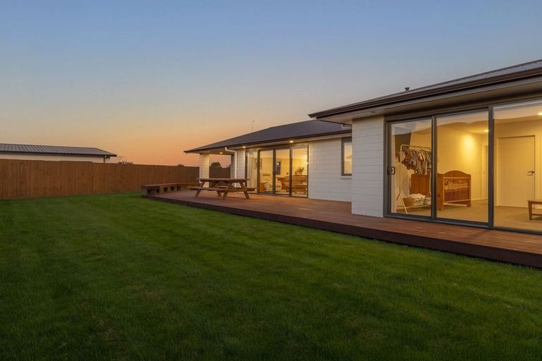 Photo of property in 12 Ash Close, Levin, 5510