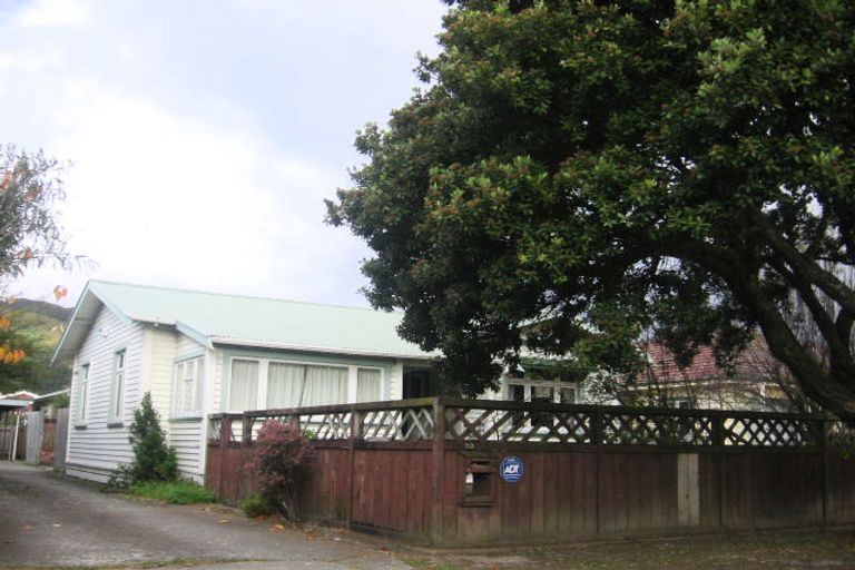 Photo of property in 52 Cambridge Terrace, Waiwhetu, Lower Hutt, 5010