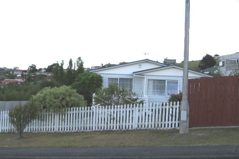 Photo of property in 11 Worthington Place, West Harbour, Auckland, 0618