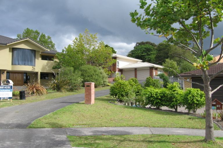 Photo of property in 17 Kerlin Crescent, West Harbour, Auckland, 0618