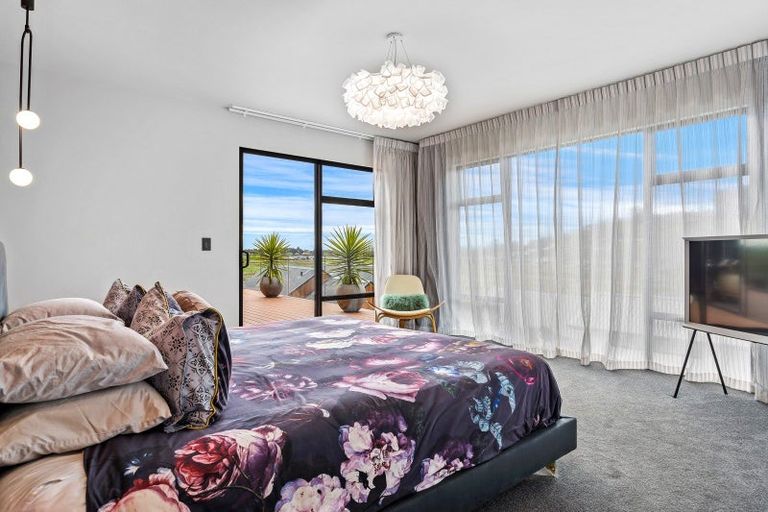 Photo of property in 12 Round Hill Rise, Cracroft, Christchurch, 8022