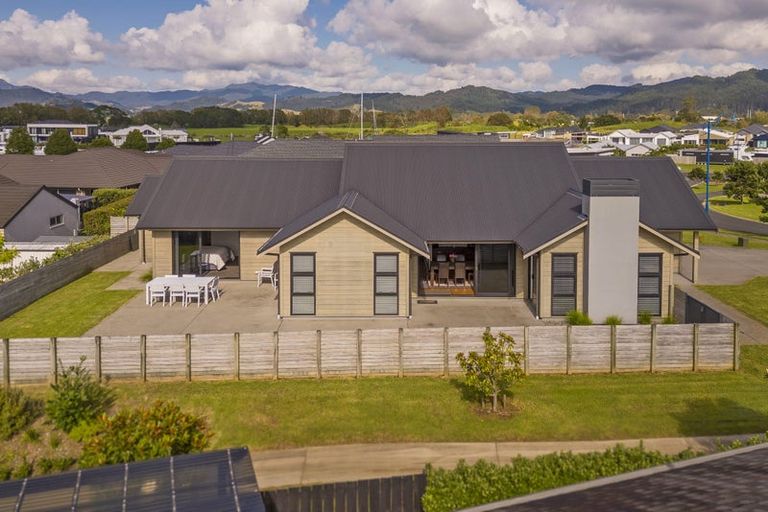 Photo of property in 10 Topping Place, Whitianga, 3510