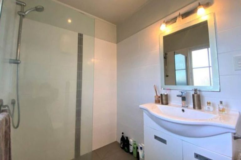 Photo of property in 3/220 East Coast Road, Forrest Hill, Auckland, 0620