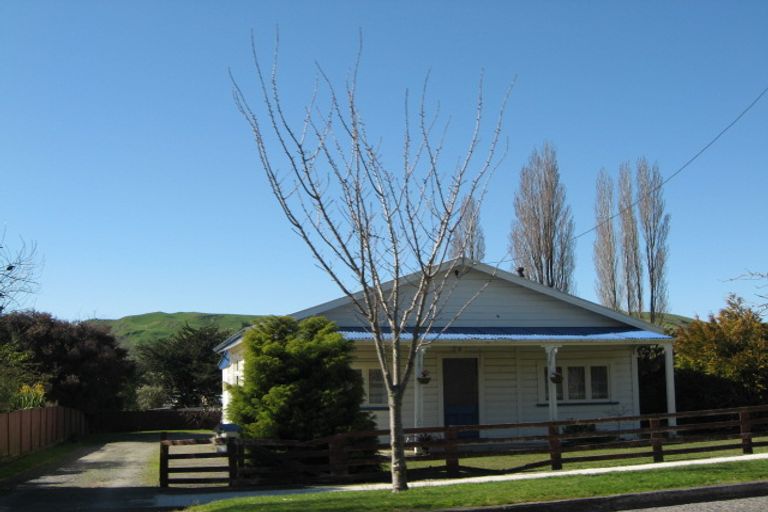 Photo of property in 10 Paraekaretu Street, Hunterville, 4730