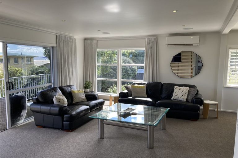 Photo of property in 11 Dawnhaven Drive, Te Atatu Peninsula, Auckland, 0610