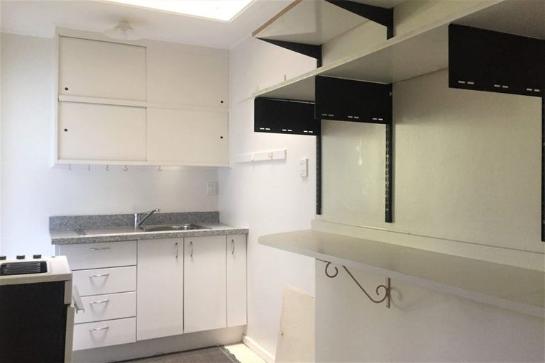 Photo of property in 150 Kelburn Parade, Kelburn, Wellington, 6012