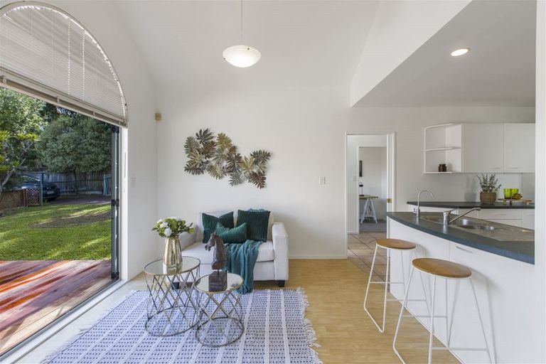 Photo of property in 17 Mandeville Place, Unsworth Heights, Auckland, 0632