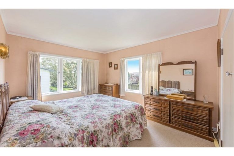 Photo of property in 62 Ocean View Road, Northcote, Auckland, 0627